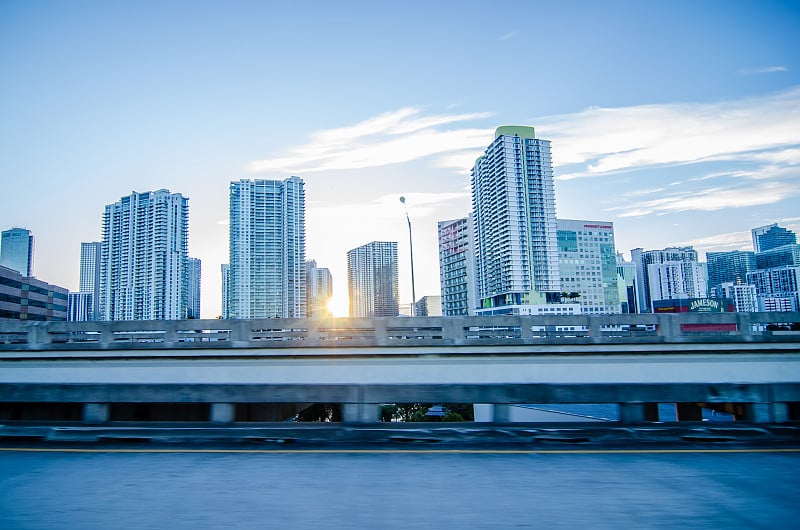 迈阿密佛罗里达城市的天际线和街道