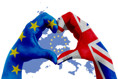 英国脱欧，心形手，旗帜是欧盟和英国