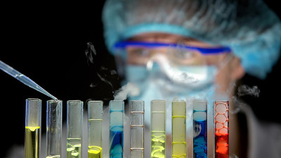 化学家在管子里加入有气泡的液体，生物武器