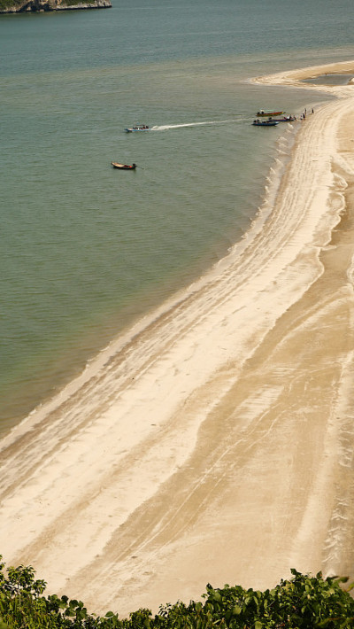 海滩鸟瞰图和在海上航行的船组
