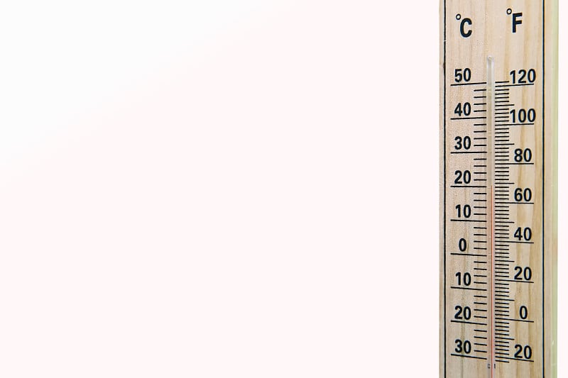 温度计是测量空气温度的恒温仪表。书写用的空白。温度计在白色背景上。测量温度。气温加上20度。