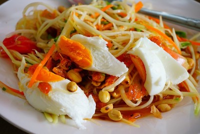 接近泰国食物叫Som Tum Thai或泰国木瓜沙拉