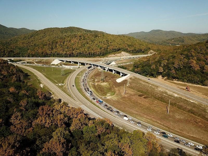 秋天的航空图像的交通枢纽，交通十字路口，道路枢纽日视图从上面。交通堵塞的自顶向下视图。