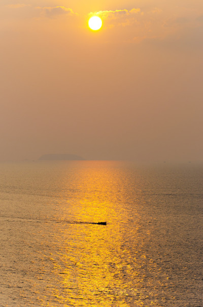 印度卡纳塔克邦穆鲁德什瓦阿拉伯海上的金色夕阳。