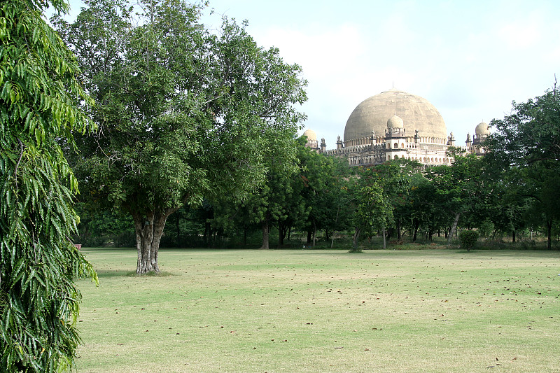 Gol Gumbaz在Garden后面