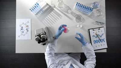 化学专业学生在烧瓶中混合化学药剂，进行颜色实验