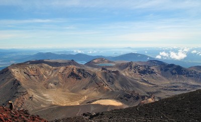 火山地区，高山上，风景秀丽，有火山口和湖泊
