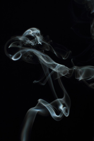 黑色背景上的白色烟雾纹理