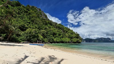古巴农海滩，一艘菲律宾舢板搁浅。埃尔尼多-菲律宾巴拉望省- - 0885