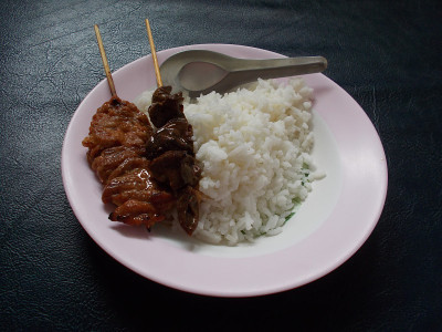 米饭配美味的烤猪肉和肝。