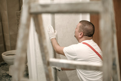 建筑泥瓦匠用抹刀和灰浆