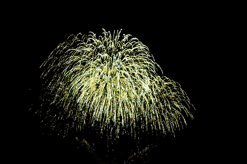 夜空中烟花的爆炸声