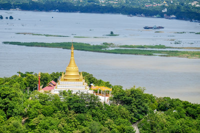 曼德勒城的鸟瞰图，寺庙，金塔，伊洛瓦底江和萨皆山的桥梁。是缅甸著名的旅游景点