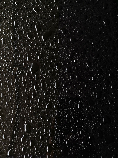 雨滴在清漆上