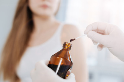 在医院里治疗病人的熟练儿科医生