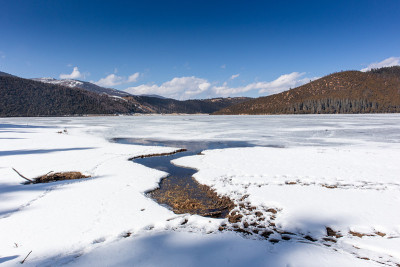 土豆国家公园或普达措国家公园在冬天有高山和冰冻的湖风景