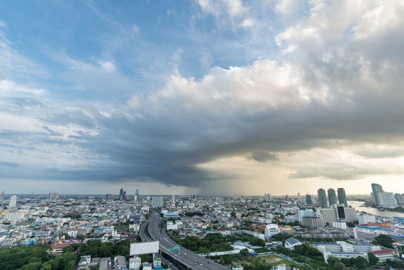 城市上空有暴雨