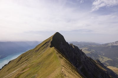 瑞士阿尔卑斯山脉令人惊叹的徒步旅行日。布里恩泽湖的美景。多么美妙的景色啊。