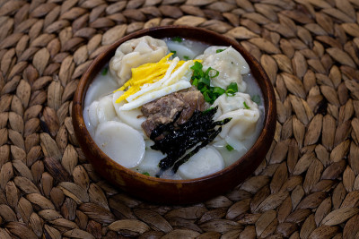 韩式年糕和饺子汤