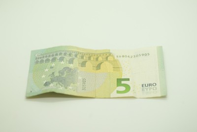 5欧元孤立在白色背景下。5欧元