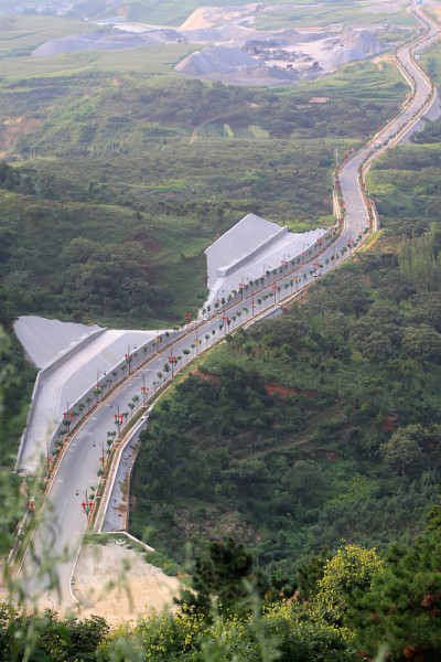 俯瞰山区高速公路