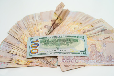 泰币1000泰铢和100元，泰币背景，旁边的飞机