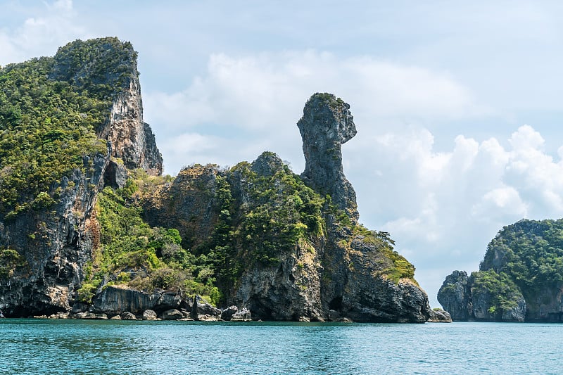 泰国南部安达曼海甲米省莱莱海滩附近的鸡岛Koh Kai，泰国最美丽的浮潜点之一。