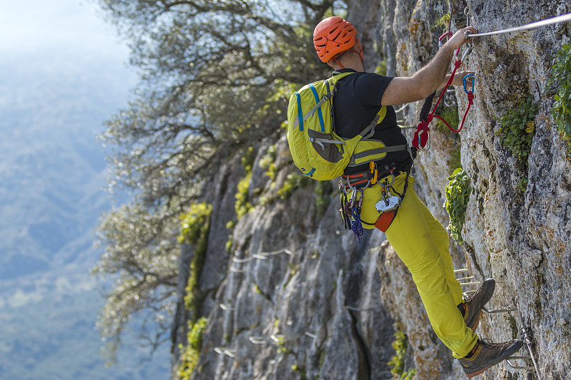 一名男子在攀爬via ferrata