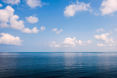 海在蓝天和云的背景