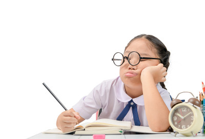 又烦又累的女孩在做作业