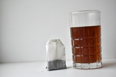 白底上放着红茶和茶包的玻璃杯