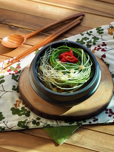 韩国食用野生韭菜豆瓣酱汤