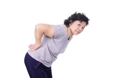 亚洲老年妇女，背部不适，背痛，孤立