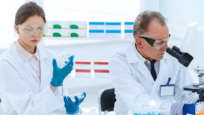 关闭了。微生物学家在实验室工作