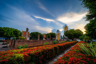 日落时分的佛像是佛寺寺，也被通俗地称为瓦耶岛，是泰国Phitsanulok的公共旅游景点。
