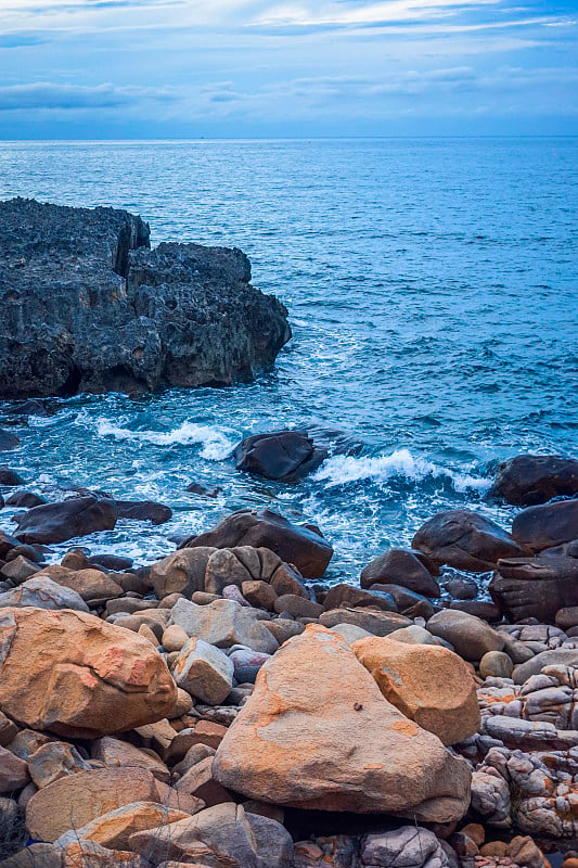 水獭洞，永海，潘朗美丽的海岸线全景，越南