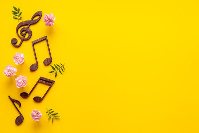 带花的音乐木音符。前视图。爱情歌曲的概念