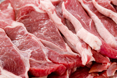 生的羔羊肉