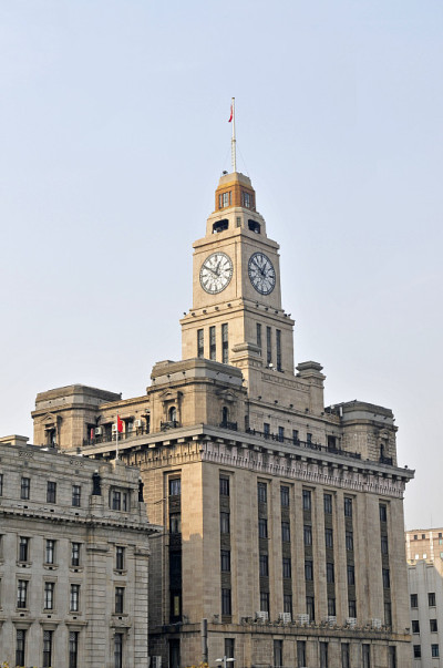 中国上海外滩的老建筑和现代街道