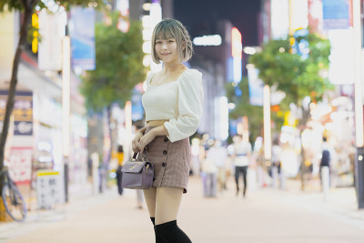 一名年轻女子晚上在东京摆造型