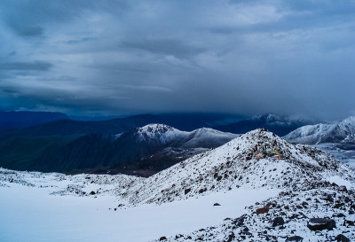山上有雪。山上有雪。山拉