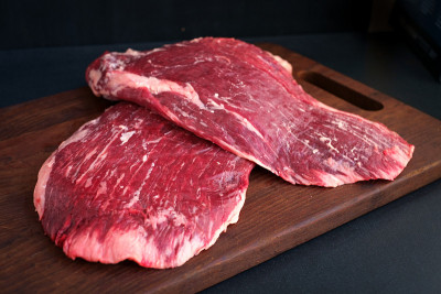 生牛肉在木板上俯视图