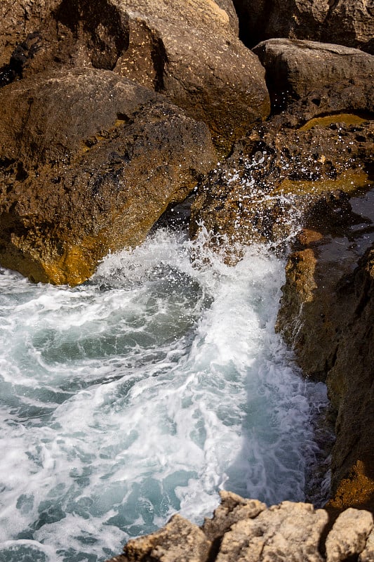 在马耳他戈佐的德韦拉湾，海浪与石灰岩相遇