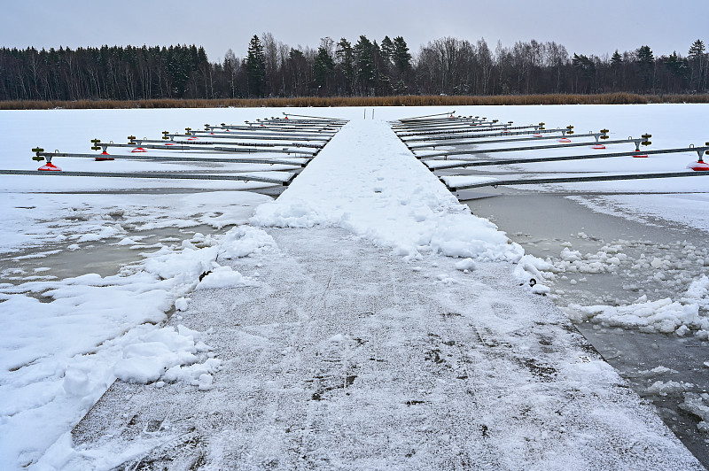 船坞空空如也，积雪覆盖