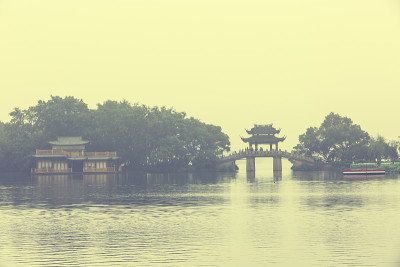 杭州西湖美景在薄雾清晨，中国