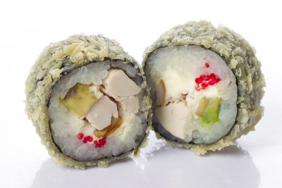 寿司卷日本食物孤立在白色的背景。日本餐厅菜单。两个裹着鱼屑的面包卷