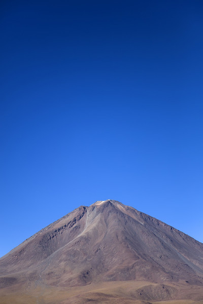 玻利维亚安第斯动物国家保护区的利坎卡武尔火山