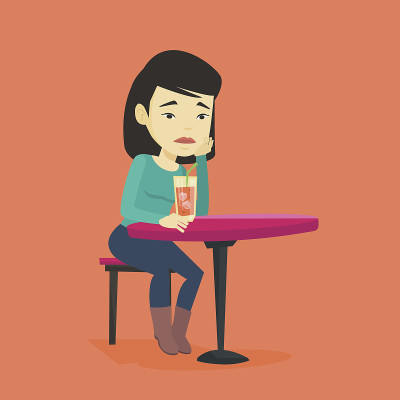 在酒吧喝鸡尾酒的女人