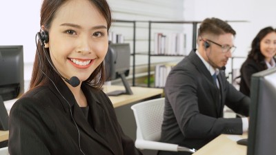 商务人员戴着耳机在办公室工作