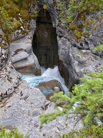 风景秀丽的深谷槽恶性峡谷由山脉河流从冰川流下形成，加拿大落基山脉